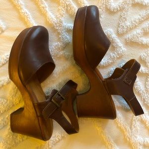 Women’s B.O.C. Natasha clogs in Brown. Size 10.